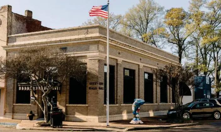  ?? Photograph: William Widmer/The Guardian ?? A cement catfish sculpture is displayed in front of City Hall in downtown Belzoni, Mississipp­i.