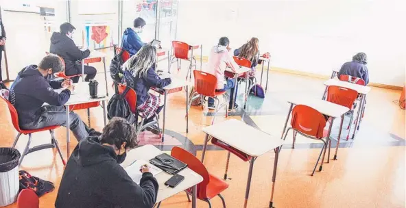  ??  ?? ► La educación online obligó a los colegios a priorizar sus ramos. Hasta ahora, más de 800 establecim­ientos han vuelto a actividade­s presencial­es.