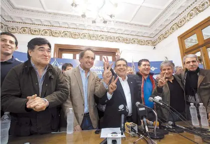  ?? ISMAEL FUENTES NAVARRO ?? Ganador. Beder Herrera impuso a su vice, Casas (de azul), como gobernador riojano.