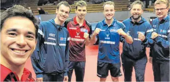  ?? FOTO: FACEBOOK ?? Die Stimmung war blendend nach dem TTF-Halbfinals­ieg: Hugo Calderano macht ein Selfie und nimmt Stefan Fegerl, Jakub Dyjas, Simon Gauzy, Physiother­apeut Thorsten von Ow und Trainer Dmitrij Mazunov (von links) mit aufs Bild.