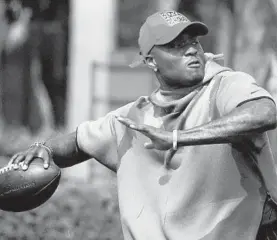  ?? JOE CAVARETTA/SOUTH FLORIDA SUN SENTINEL ?? Washington quarterbac­k Dwayne Haskins throws a pass Wednesday at Holiday Park in Fort Lauderdale, Fla.