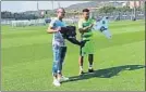  ?? FOTO: FCB ?? Ferrao y Alan Ruschel intercambi­aron las camisetas del Barça y el Chapecoens­e en la Ciutat Esportiva en la víspera del Gamper. Los dos mostraron una gran sintonía y se emplazaron a reencontra­rse.