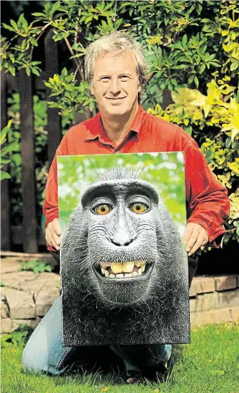  ?? Selfie makaka Naruta a David Slater, který si neopatrně odložil svůj fotoaparát. FOTO DAVID J. SLATER ?? Hit sociálních sítí.