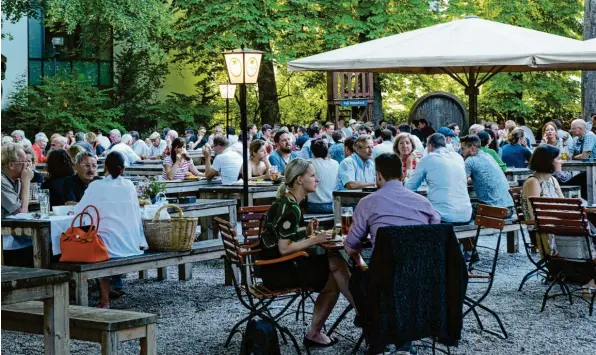  ??  ?? Wer möchte, kann im Riegele-Biergarten seine eigene Brotzeit mitbringen. Foto: Stefan Puchner