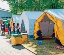  ?? FOTO: ROLF RUPPENTHAL ?? 16 Zelte stehen auf dem Gelände der Landesaufn­ahmestelle. Sie bieten derzeit 183 Schlafplät­ze.