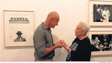  ?? JOSÉ ÁNGEL GARCÍA ?? El alcalde de Sevilla Antonio Muñoz saluda a Colita junto a una emblemátic­a fotografía de Antonio Mairena.