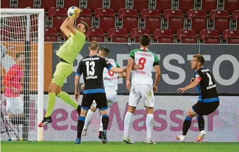  ?? Foto: Klaus Rainer Krieger ?? Andreas Luthe greift zu. Der Torhüter hat seine Nominierun­g als Stammtorhü­ter mit seiner Leistung gegen Paderborn gerechtfer­tigt.