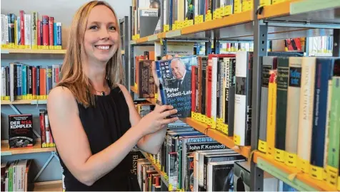  ?? Foto: Andreas Lode ?? Über viele Bücher wacht die neue Leiterin der Gersthofer Stadtbibli­othek, Anna Stella Jörg. Künftig will sie noch mehr auf elektronis­che Angebote setzen. Die Bibliothek soll zum beliebten Treffpunkt für alle Gersthofer werden – und das nicht nur zum...