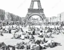  ??  ?? Eiffel y el Campo de Marte, dos de las atraccione­s de París. Francia es un país abierto al turismo internacio­nal. La torre REUTERS
