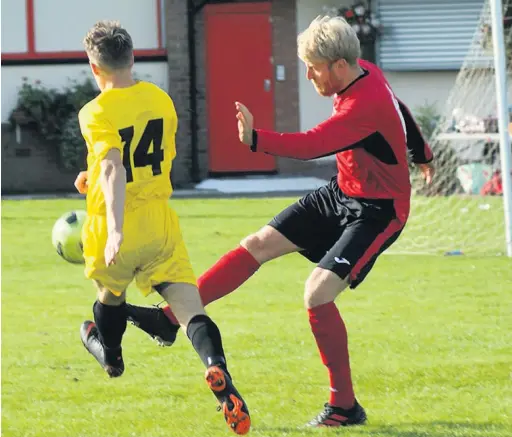  ??  ?? ●●South Manchester reserves v Mellor reserves (Mellor in yellow)