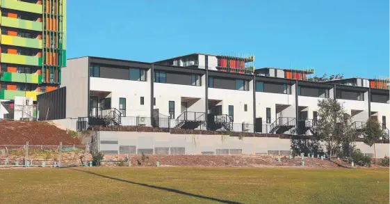  ?? Picture: MIKE BATTERHAM ?? Townhouses under constructi­on at the Parklands Commonweal­th Games village.