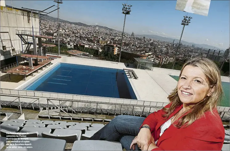  ?? ?? Eva Parera eligió para la entrevista las Piscinas Municipale­s de Montjuïc para reivindica­r el esplendor de la Barcelona deportiva de antes