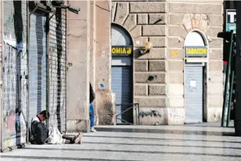  ?? FOTO: CECILIA FABIANO/DPA ?? Das Coronaviru­s nimmt Obdachlose­n in Rom die Lebensgrun­dlage. Viele von ihnen sind noch mehr auf Hilfe angewiesen als vor der Krise.