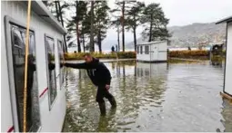  ??  ?? DØGNSKIFT: Sidan laurdag kveld har Øyvind Kårbø hatt hendene fulle med å evakuere si eiga og kring tretti andre campingvog­ner frå Voss camping.