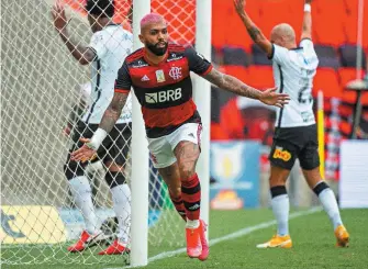  ?? ALEXANDRE VIDAL/FLAMENGO/DIVULGAÇÃO ?? Gabriel sai para comemorar o segundo gol do Flamengo contra o Vasco, no Maracanã