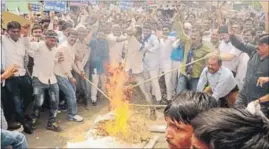  ?? ASHOK DUTTA/HT PHOTO ?? BSP workers stage a protest against expelled BJP leader Dayashanka­r Singh in front of the Ambedkar statue at Lucknow’s Hazratganj on Thursday.
