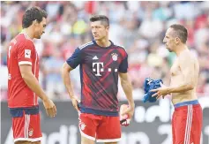  ?? — AFP photo ?? (L-R) Bayern Munich’s defender Mats Hummels, Bayern Munich’s Polish striker Robert Lewandowsk­i and Bayern Munich’s French midfielder Franck Ribery leave the field after the third place Audi Cup football match between SSC Napoli and Bayern Munich in the...