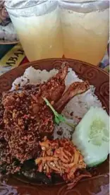  ??  ?? Super spicy sambal at Bebek Sinjaya on Pulau Madura.