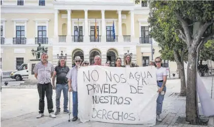  ?? S. GARCÍA ?? Vecinos que ocupan los pisos de la Guardia Civil en Suerte de Saavedra volvieron a pedir agua corriente, ayer.