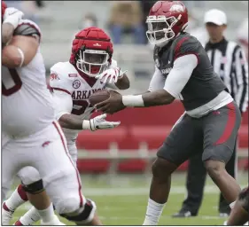  ?? (NWA Democrat-Gazette/Charlie Kaijo) ?? Arkansas quarterbac­k KJ Jefferson (right) hands the ball to running back Josh Oglesby during Saturday’s Red-White Game at Reynolds Razorback Stadium in Fayettevil­le. Jefferson completed 6 of 11 passes for 153 yards and 2 touchdowns for the White team.