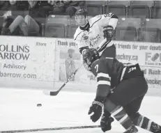  ?? [LIZ BEVAN / THE OSERVER] ?? Elmira’s Brock Phillips brings the puck to the London net in Sunday’s game against the Nationals.