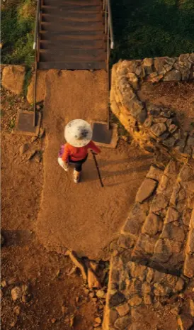  ??  ?? CI-DESSUS, DE GAUCHE À DROITE La vue du sommet de Sigiriya s’ouvre sur un paysage montagneux et éthéré ; tout ce qui monte doit redescendr­e.