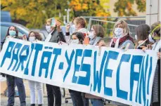  ?? FOTO: SOEREN STACHE/DPA ?? Demonstran­tinnen forderten vor der Entscheidu­ng des Landesverf­assungsger­ichts Brandenbur­g Parität auf den Landeslist­en.