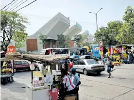  ?? FOTOS: LUIS FELIPE DE LA HOZ ?? Este es el ambiente comercial que rodea en esta época al renovado Romelio Martínez.