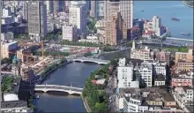  ?? GAO ERQIANG / CHINA DAILY ?? Suzhou Creek, also known as the “mother of Shanghai”, serves as an umbilical link to the city’s early life — concession­s, industrial­ization and improved living quality.