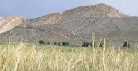  ?? FOTO: BARBARA HELWING ?? Die urartäisch­e Befestigun­g Bastam aus dem 8. Jahrhunder­t vor Christus. Sichtbar sind die äußeren Befestigun­gsmauern auf dem Hang. Provinz West-Aserbaidsc­han, Nordwestir­an.
