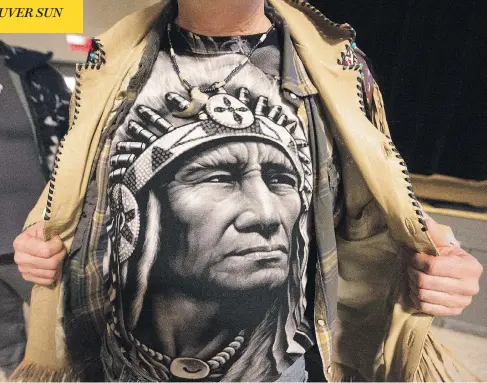  ?? CHRISTINNE MUSCHI /NATIONAL POST ?? Robin Robichaud shows his T-shirt after a recent meeting of the Wobtegwa aboriginal community in Sherbrooke, Que.