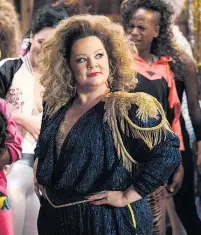  ??  ?? In jeder Mutter versteckt sich eine Rockerin: Melissa McCarthy in „How to Party With Mum“.