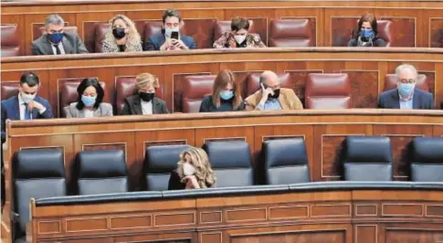  ?? // JAIME GARCÍA ?? Yolanda Díaz, sola en el banco azul durante una parte del debate de la reforma laboral