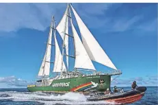  ?? FOTO: MARTEN VAN DIJL/GREENPEACE UK/DPA ?? Das Greenpeace-schiff „Rainbow Warrior“ist im Pazifik unterwegs, um gegen den Tiefseeber­gbau zu protestier­en.