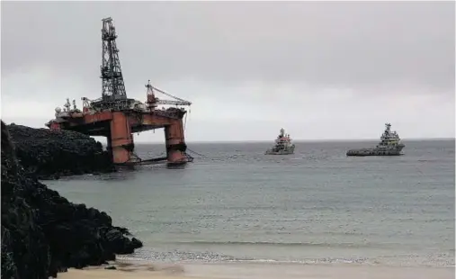  ??  ?? TRICKY SPOT: The 17,000-tonne Transocean Winner was stuck on rocks at the picturesqu­e beach at Dalmore on the west coast of Lewis