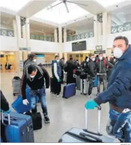  ?? PASCUAL ?? Turistas aguardan en el Aeropuerto de Jerez.