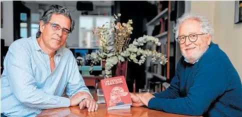  ?? // TANIA SIEIRA ?? El editor José ManuelAlon­so Sánchez y el escritor colombiano Héctor Abad Faciolince, en Madrid
