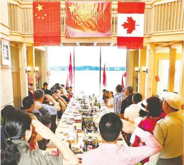  ?? EASYCA ?? An article in the Chinese-language Easyca.ca news site depicts a retreat in Ontario’s cottage country
last year where the group saluted in unison the flags of Canada, China and the PLA.