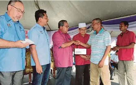 805 Petani Terjejas Banjir Terima Bantuan Pressreader
