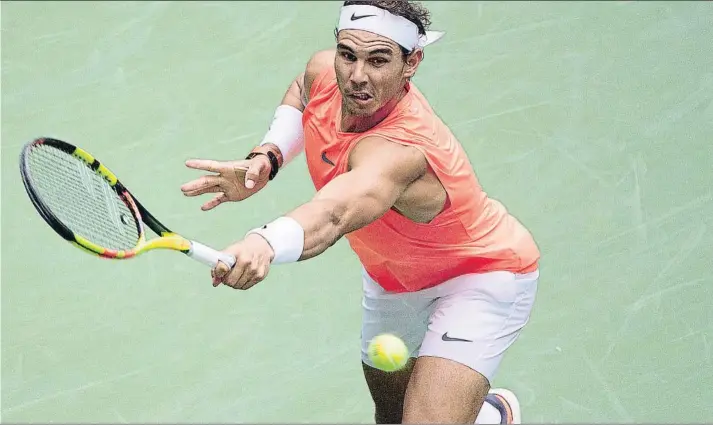  ?? FOTO: EFE ?? Rafa Nadal, voleando ante Nikoloz Basilashvi­li. El número uno mundial y vigente campeón del torneo se ha pasado más de siete horas en pista ante dos duros pegadores para superar la tercera y cuarta ronda del Open USA