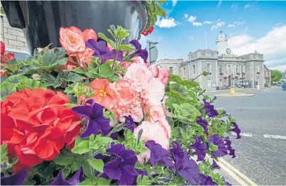  ??  ?? ENVIRONMEN­T: Hanging baskets were maintained by the Inverurie Environmen­tal Improvemen­t (IEI) group