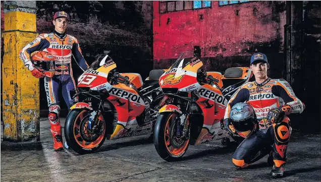  ??  ?? Pol Espargaró, en primer plano, junto a Marc Márquez y sus motos para este año durante la presentaci­ón del equipo oficial Repsol Honda.