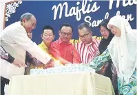  ??  ?? RASMI: (Dua kanan) Hasimah, Ahmad Lai, Basil serta tetamu memotong kek Ulang Tahun Ke-60 KTDTHB pada majlis berkenaan malam kelmarin.