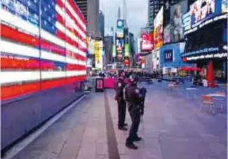  ??  ?? Des policiers new-yorkais en faction à Times Square, à New York, le 8 mai 2021,
après une fusillade ayant blessé deux passantes et une enfant