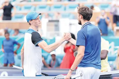  ?? — Gambar AFP ?? AKSI UNGGUL: Sinner (kiri) berjabat tangan dengan Medvedev selepas tamat perlawanan di antara mereka berdua di separuh akhir Kejohanan ATP Terbuka Miami di Florida.