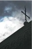  ?? ARCHIVFOTO: FRISO GENTSCH/DPA ?? Dunkle Wolken – doch über welcher Kirchengem­einde in Oberschwab­en sie schweben, sagte die Diözese am Freitag nicht.