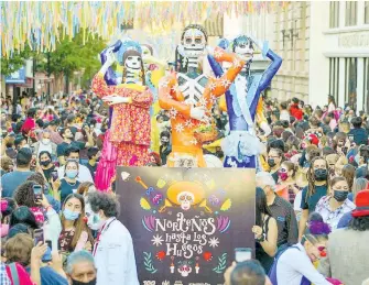  ?? ?? Ciudadanos abarrotaro­n las calles para participar en la fiesta