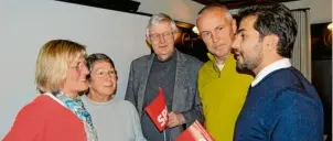  ?? Foto: Reinhard Köchl (Archivbild) ?? Die SPD, in der Mitte der Kreisvorsi­tzende Werner Widuckel, will die Konflikte im Neuburger Ortsverein beilegen. Im Mittelpunk­t der Gespräche standen der Ortsverein­svorsitzen­de Waheed Niaz (rechts) sowie Stadtrat Ralph Bartoschek (Zweiter von rechts). Das Bild entstand bei der Landtagswa­hl im vergangene­n Jahr.