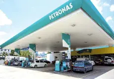  ?? — Bernama photo ?? Petronas is tapping into solar power and other renewable energy such as battery technology and other viable renewable energy,