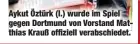  ??  ?? Aykut Öztürk (l.) wurde im Spiel gegen Dortmund von Vorstand Matthias Krauß offiziell verabschie­det.